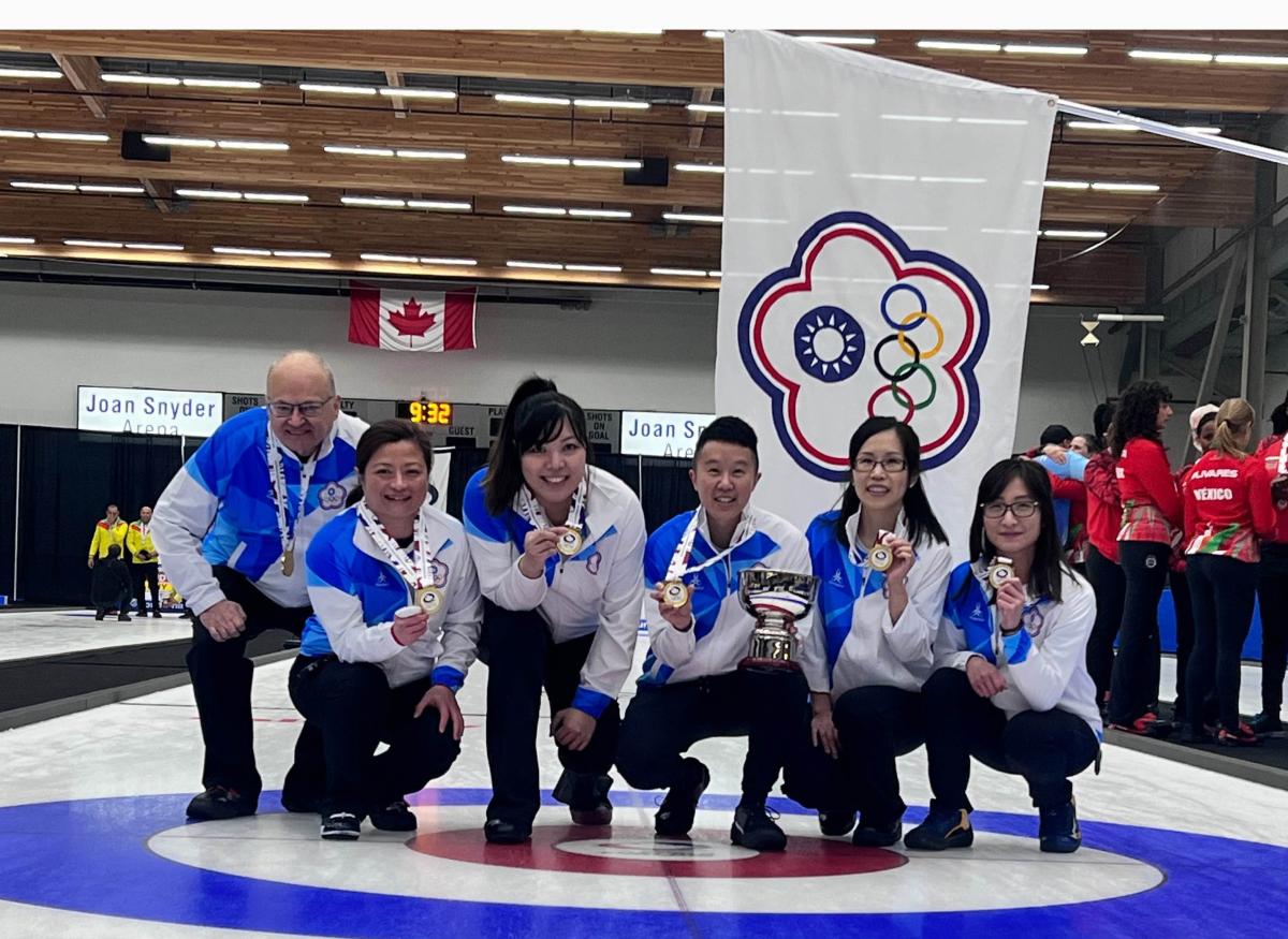 members of a women&#039;s curling team