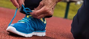 runner tying his shoe