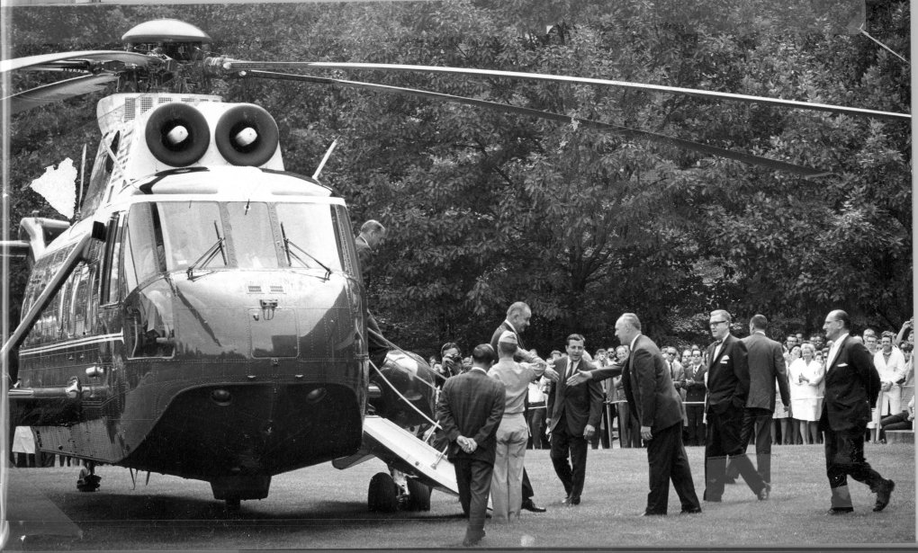Lyndon Johnson exits helicopter at NIH, 1967