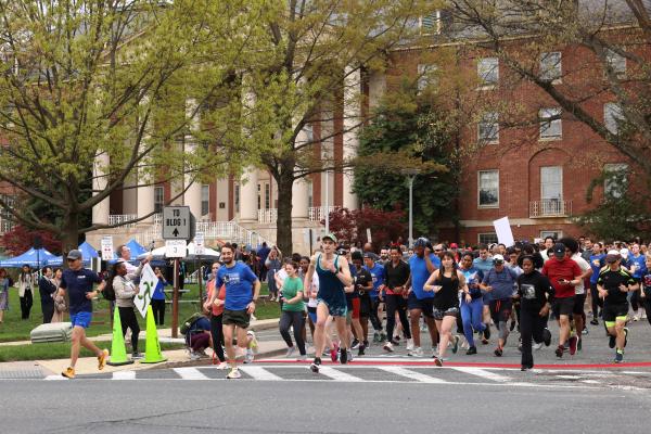 runners beginning a 5K