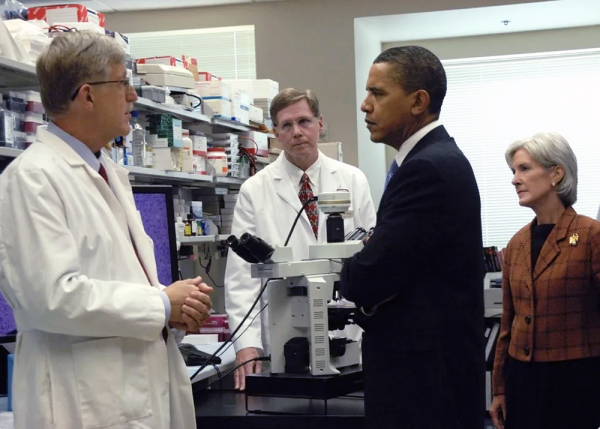 President Barack Obama visits Dr. Marston Linehan’s lab in 2009