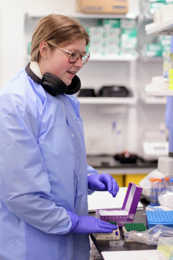 IRP posbaccalaureate fellow Sydney Klaisner working in the lab