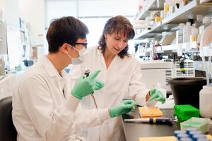 Dr. Myriam Gorospe talks with a trainee in her lab